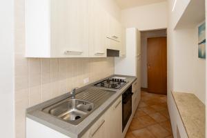 A kitchen or kitchenette at Resort Santa Maria Hotel