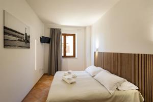 A bed or beds in a room at Resort Santa Maria Hotel