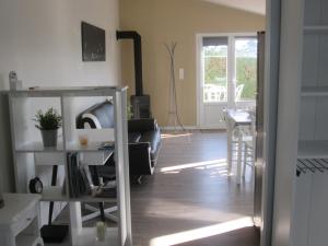 ein Wohnzimmer mit einem Sofa und einem Tisch in der Unterkunft Petite maison au calme in Telgruc-sur-Mer