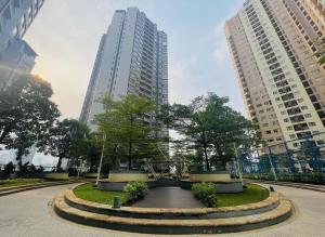 un parc dans une ville avec deux grands bâtiments dans l'établissement Wonderful Escape South Jakarta - 3BR - Standard apartment with luxury facilities and Netflix 1, à Jakarta