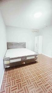 - une chambre avec un lit dans l'angle dans l'établissement Wonderful Escape South Jakarta - 3BR - Standard apartment with luxury facilities and Netflix 1, à Jakarta
