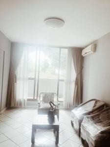 - une chambre avec deux lits et une table devant une fenêtre dans l'établissement Wonderful Escape South Jakarta - 3BR - Standard apartment with luxury facilities and Netflix 1, à Jakarta