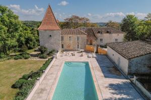an aerial view of a house with a swimming pool at gite de la Tour Maria in Saint-Beauzeil