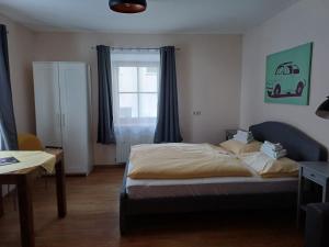 um quarto com uma cama e uma janela em Dorf.Apart em Neustift im Stubaital