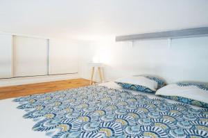 um quarto com uma cama grande e 2 almofadas em 50 meters from the beach ! Best location in Nice em Nice