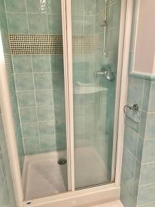 um chuveiro com uma porta de vidro na casa de banho em 50 meters from the beach ! Best location in Nice em Nice
