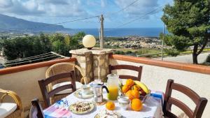 クストナーチにあるCasa Vacanza Vista Mareのバルコニーにテーブル(フルーツ、ジュース付)