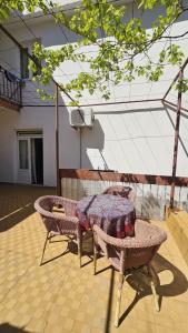 a patio with a table and chairs on a patio at Radenović, soba in Budva