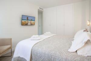 - une chambre blanche avec un grand lit et des draps blancs dans l'établissement Great Apartment with huge terrace in Mijas Pueblo, à Mijas