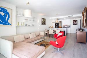 - un salon avec un canapé et des fauteuils rouges dans l'établissement Great Apartment with huge terrace in Mijas Pueblo, à Mijas
