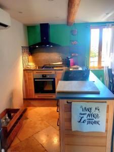 a kitchen with a stove and a counter top at Maison avec jardin in Pernes-les-Fontaines