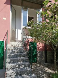 eine Treppe, die zu einem rosa Gebäude führt in der Unterkunft Lungo Sile in Treviso