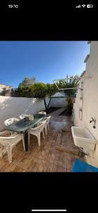 patio con mesa, sillas y bañera en Casa vacanze GioVa, en Martignano