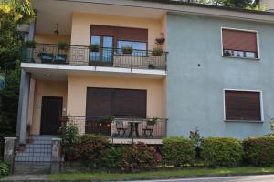 a blue house with a table on the balcony at Casa Variante in Cannobio