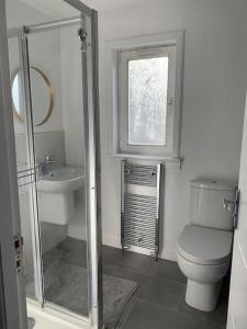 ห้องน้ำของ 3 Bedroom Cosy Home In Fife