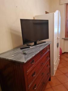 a flat screen tv on a dresser with a television on it at Locanda di Sandro in Monsummano Terme