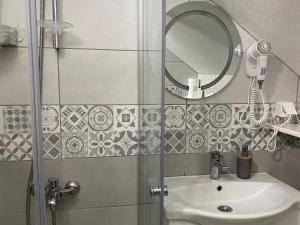 W łazience znajduje się umywalka i lustro. w obiekcie Apartment LAKEVIEW w mieście Plužine