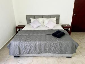 een slaapkamer met een bed met 2 kussens bij HOTEL ONE SIXTY by Luxotic Vacations in Karagampitiya