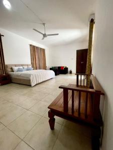 - une chambre avec un lit et une table dans l'établissement HOTEL ONE SIXTY by Luxotic Vacations, à Karagampitiya