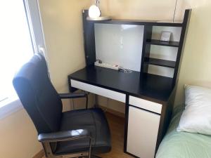 - un bureau dans une chambre avec une chaise et un lit dans l'établissement Chambre chez CyriLydie, à Clichy-sous-Bois