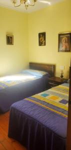 2 camas en una habitación con 2 camas sidx sidx sidx en Casa Ana Cacabelos Camino de Santiago, en Cacabelos