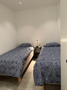 Duas camas sentadas uma ao lado da outra num quarto em Nice new apartment em Gotemburgo