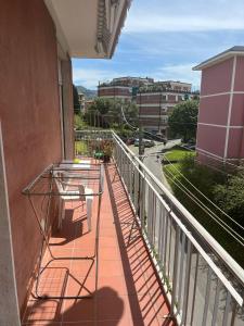 uma varanda com vista para uma rua e edifícios em Casa di Bianca em Lerici