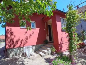 a pink house with a staircase in front of it at Smeštaj Vesna in Bajina Bašta