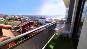 Un balcón con vista a una ciudad y al océano. en CASA JOSE "Acogedor Apartamento cerca de la playa", en Candelaria