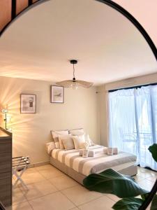 - une chambre avec un lit et une grande fenêtre dans l'établissement Studio NEUF - PORTES DE MONACO - Confort - Wifi - Clim, à Monte-Carlo