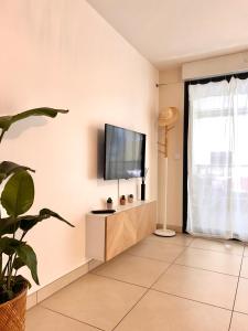 Studio NEUF - PORTES DE MONACO - Confort - Wifi - Clim的电视和/或娱乐中心