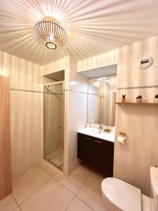 La salle de bains est pourvue d'un lavabo, d'une douche et de toilettes. dans l'établissement Studio NEUF - PORTES DE MONACO - Confort - Wifi - Clim, à Monte-Carlo