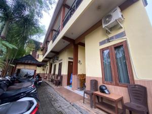 a building with motorcycles parked outside of it at OYO Life 93407 Kos Sweta in Tjakranegara