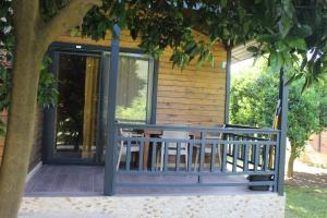 - une table et des chaises sur la terrasse couverte d'une maison dans l'établissement Çıralı Villa's, à Kemer