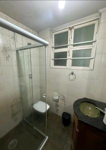 a bathroom with a shower and a toilet and a sink at Studio em Santos Kitnet in Santos