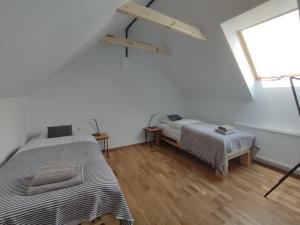 Ένα ή περισσότερα κρεβάτια σε δωμάτιο στο Trafo Base Camp Apartamenty Rzędkowice