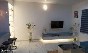 Televiisor ja/või meelelahutuskeskus majutusasutuses Sreedhanya vantage point