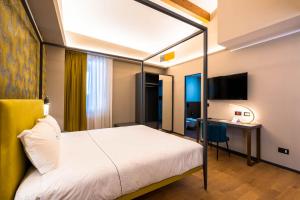 una camera d'albergo con letto e scrivania di Hotel Touring a Bologna