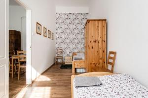 una camera con letto, tavolo e sedie di Comfortable flat with prime location near Oktogon a Budapest