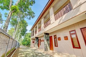 an empty street in front of a building at OYO Life 93497 Griya Kost Rr in Salatiga