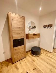 a room with a large wooden door and a stool at City Wohlfühloase mit Parkplatz in Graz