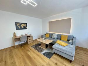 sala de estar con sofá y mesa en City Wohlfühloase mit Parkplatz, en Graz