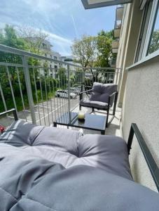1 cama en un balcón con una silla y una mesa en City Wohlfühloase mit Parkplatz, en Graz