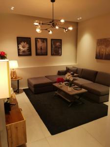  فندق دانه السكني في الرياض: غرفة معيشة مع أريكة وطاولة