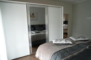 een slaapkamer met een bed en een grote spiegel bij Landidylle in Nalbach