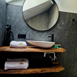 a bathroom with a sink and a large mirror at Beskidylla in Ustroń