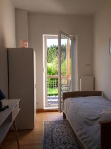 een slaapkamer met een bed en een deur naar een patio bij NoOaks in Meißen