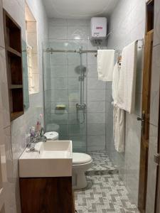 W łazience znajduje się prysznic, umywalka i toaleta. w obiekcie 8693 Abba Place w mieście Kampala