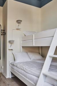 מיטה או מיטות קומותיים בחדר ב-Hotell Slottsgatan