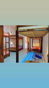 2 literas en una habitación con suelo azul en Sanity Door Rooms and Hostel, en Arugam Bay